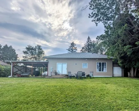 Lakefront Cottage: Amazing Mountain Views Directly on Lake Champlain Hotels in Alburgh