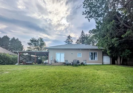 Lakefront Cottage: Amazing Mountain Views Directly on Lake Champlain Отели в г. Олбург