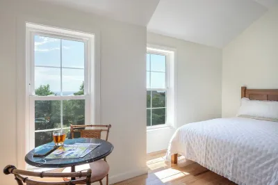 Whitestone Cottage: Pet-Friendly Nightly House Rental on Block Island 페블리 비치 주변 호텔