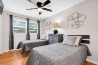 Fantastic for Extended Stays & Work Crews- 10 beds, 5 bedrooms, 2.5 baths