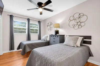 Fantastic for Extended Stays & Work Crews- 10 beds, 5 bedrooms, 2.5 baths Hotels near Wellston Park