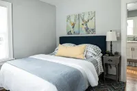 New Reno. Entire Home. Blue Bungalow in downtown Lake Geneva. Walk to Lake