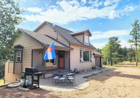 No Cleaning Fees, Spacious & Secluded Mountain Home, Pikes Peak Views, Hot Tub!