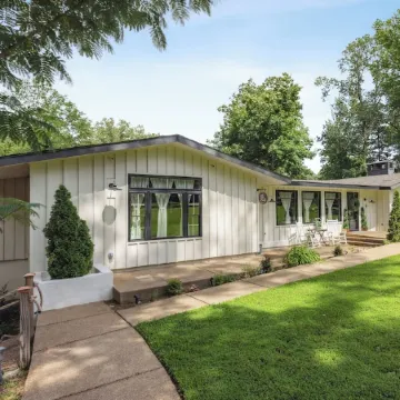 》Breathtaking Lakefront Luxury •Game Room+ Waterfront Fire Pit 4Br Sleeps 10《