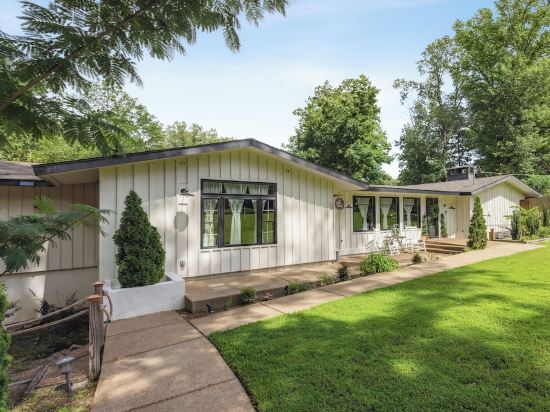 》Breathtaking Lakefront Luxury •Game Room+ Waterfront Fire Pit 4Br Sleeps 10《