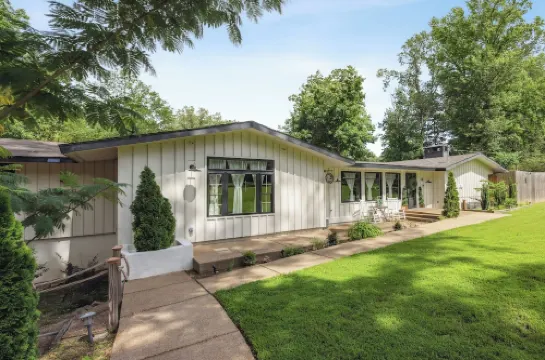 》Breathtaking Lakefront Luxury •Game Room+ Waterfront Fire Pit 4Br Sleeps 10《
