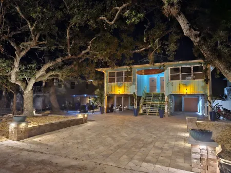 The "Tommy Suite North End of the Island! 350 Yrds. from the Gulf of America! Отели рядом с достопримечательностью «Pink Shell Beach Resort & Marina»