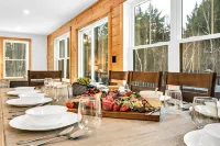 NEW Chalet 6 minutes from Sunday River! Hot tub, Sauna, Sleeps 12, Dog Friendly!