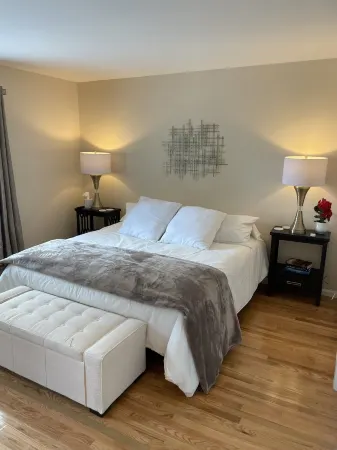 Newly renovated, spacious, clean, 3-bedroom home. Отели рядом с достопримечательностью «The Mill Works»