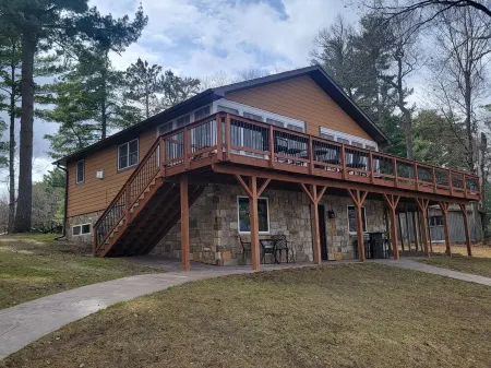 Beautiful and Spacious Lake Home! Large Deck Overlooking Lake! Отели в г. Четек