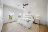 On The Rocks PK: Beautiful 5 Bedroom 3 bath home with pool and hot tub