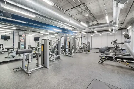 Near Wells Fargo, King Bed and Balcony and washer dryer, fitness room, Fireplace Отели рядом с достопримечательностью «Грэйтер Де-Мойн Ботаникал Гарден»