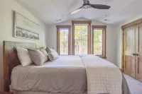 Dreamy home on river, mountain views, steps from town. - 발코니