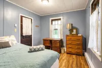 StarryPinesCottage w Salt Hot Tub & Cedar Sauna Mins to Slopes