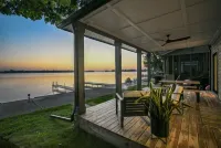 Roxie's Modern Lake Front House on the water!