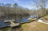 Riverfront Cottage with 2 docks and firepit located on the Edisto River