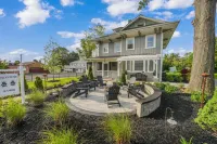 Greystone Manor - Magnificent!  Sleeps 10  Center of Town - Wifi