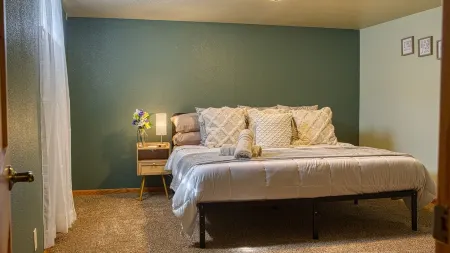 Cozy 5bdrm Haven in the Heart of Gillette 5 Min from Downtown- FREE Pool Passes!