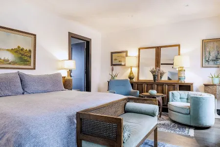 BRAND NEW 4 story home minutes from Warren St w/ a King Suite! Отели в г. Гудзон