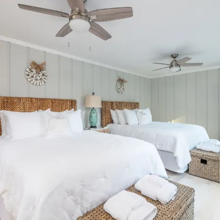 Old Town Bluffton Cottage + Free Golf Cart - Fenced Yard - Downtown - Sleeps 8