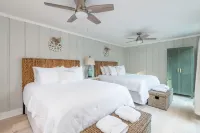 Old Town Bluffton Cottage + Free Golf Cart - Fenced Yard - Downtown - Sleeps 8