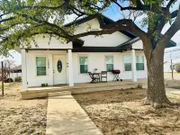 #1 Charming 5BR 1BA Home in Midland – Comfort, Convenience & Great Location! - Bungalows