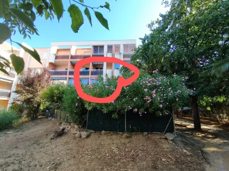 Apartment with terrace and garden view, 8 minutes walk from the beach Отели в г. Борм-Ле-Мимоза