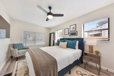 Trendy Jax Home Near Downtown, 30-mins to Beach Hotels near Normandy Square