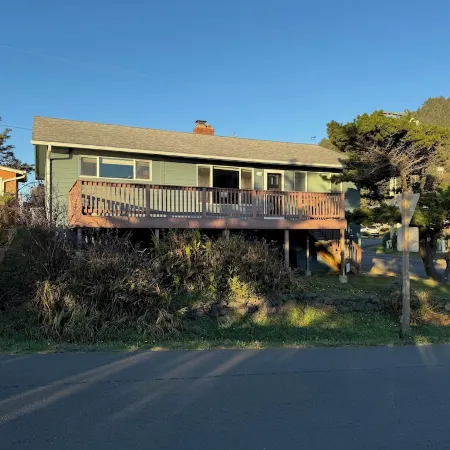 Gem of Yachats! Great view and location, dog friendly and cozy fireplace!