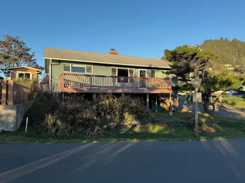 Gem of Yachats! Great view and location, dog friendly and cozy fireplace! - WiFi