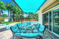 Pool+Bikes+BBQ! Tropical Getaway & Close To Beach!