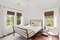 Austin Luxury Escape – 8 Bedrooms, Pool, Hot Tub, BBQ, & Steps from UT & Moody