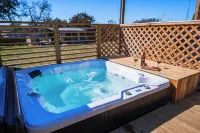 Contained in Gruene River Theme. 5 minutes to Gruene Hall