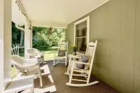 Front porch with bed swing, Pets Welcome, Hot Tub, Fireplace, Creek, Firepit.