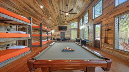 StarFire Luxury Cabin won “Vacation Home of the Year” on Vrbo in 2022. Отели в г. Брокен Боу