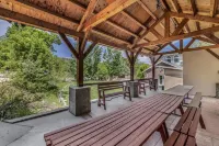 Luxurious Private Estate with Hot Tub. Game Room, Grand Piano- Near Ski Resort فنادق في هولاداي