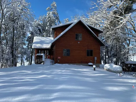 Beautiful Birchwood Lake Cabin; Awesome Fishing & Sunsets, plus game room!
