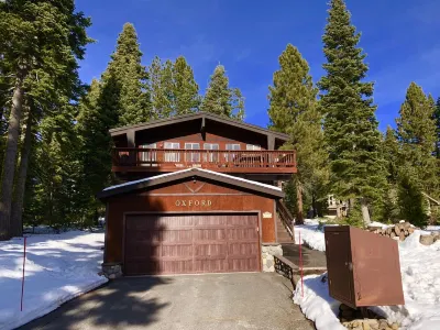 Private Beach Park,  Sauna,  Hot Tub,  Dog & Family Friendly North Tahoe Art Center附近的飯店