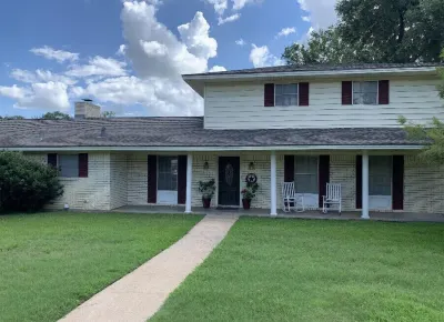 Big family friendly house Close to Texas A&M Hotel in zona City of Bryan Human Resources Department -- This is not the location for Food Stamps assistance.