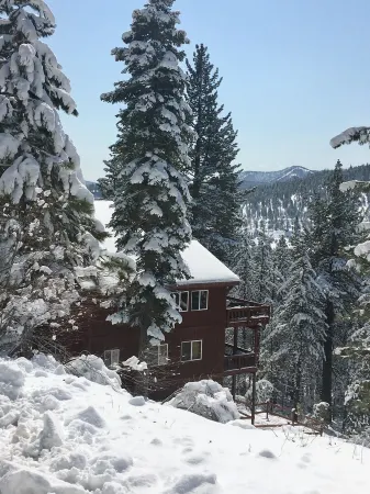 Luxury in prime location. Hot tub, games room with pool table. 4th night free. Отели рядом с достопримечательностью «California Historical Landmark 780-6: Transcontinental Railroad in Truckee»