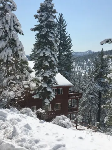 Luxury in prime location. Hot tub, games room with pool table. 4th night free.