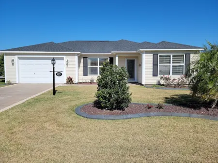 Our home is located in a great location between Brownwood and Lake Sumter Отели в г. Те-Виллиджис