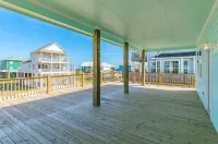 Spacious, Quiet 3Br Getaway, Seconds from the Beach, Large Deck for Sunning