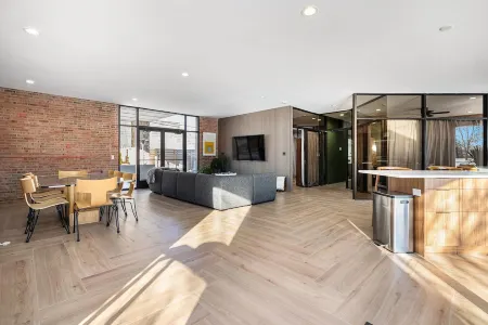 The Bank- Historic Charm, Modern Stay in the Heart of Three Oaks Отели в г. Три Окс