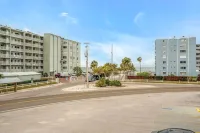 Luxury 2BD Oceanfront Condo + Private Parking, 2 Minute Walk to the Beach!