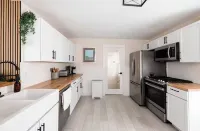 Arianna's Modern Makeover [5 Beds 2 Baths]