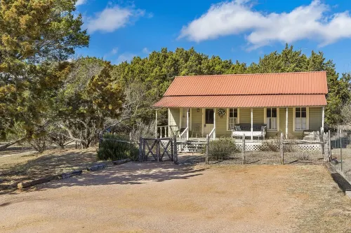 Magnolia Farmhouse at Lost Creek/Hot Tub🍷/Close to Downtown!