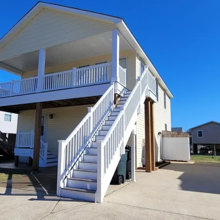 Pet Friendly Home with Private Tiki Bar - 3-minute drive to the beach!