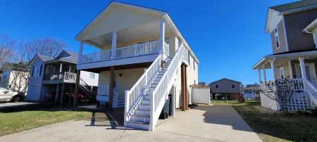 Pet Friendly Home with Private Tiki Bar - 3-minute drive to the beach! Отели в г. Килл-Девил-Хилс