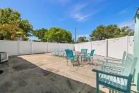 Spacious and Short Drive to Beach